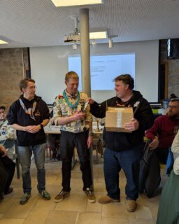 Wir greifen nach den Sternen - das Bezirkswochenende auf der Starkenburg.

Am Ende der Bezirksversammlung 2025 wurde Tim Siegel von den Bezirksvorsitzenden Jakob & Otti nach 9 Jahren Amtszeit als Bezirkskurat verabschiedet. Der ganze Bezirk sagt Danke für sein Engagement. Als letzte Amtshandlung durfte Tim mit der Glocke die Versammlung beenden.

#dpsgheldon #heldon #meinedpsg #dpsg #dpsgmz #dpsgmainz